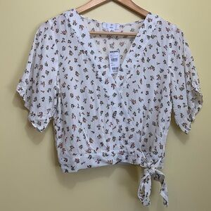 Ivy & Main | Ditsy Floral NWT Shortsleeve Tie Wrap Surplice Crop Top Small